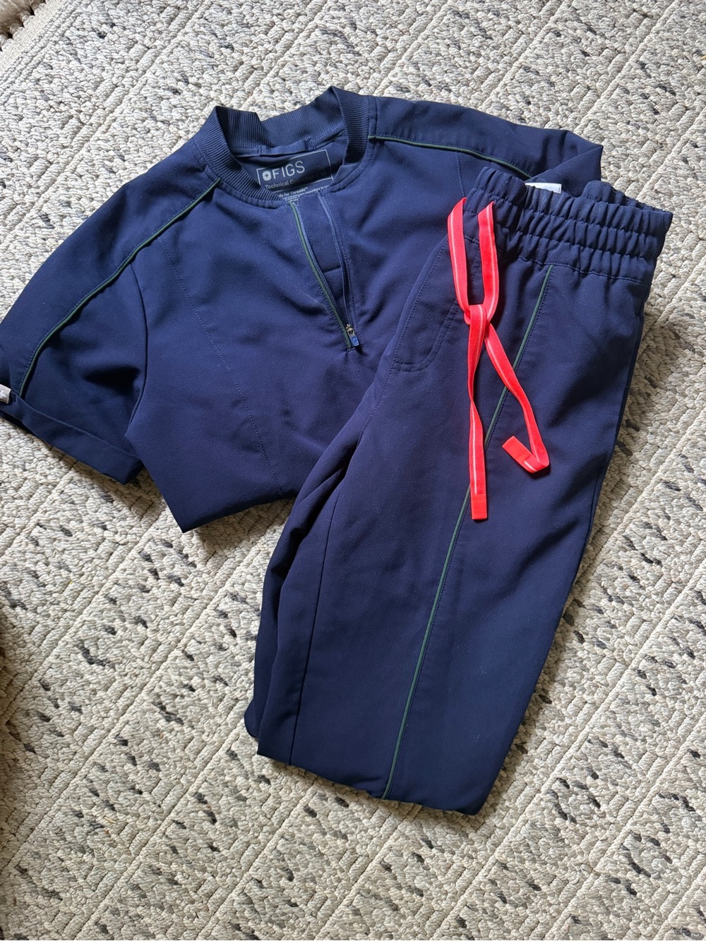 FIGS Women’s Navy scrub set